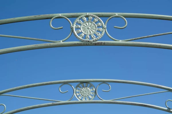 Melissa Antik Grøn Metal Rosenbue med Dobbelte Låger - 220cm Højde, 120cm Bredde