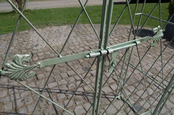 Melissa Antik Grøn Metal Rosenbue med Dobbelte Låger - 220cm Højde, 120cm Bredde