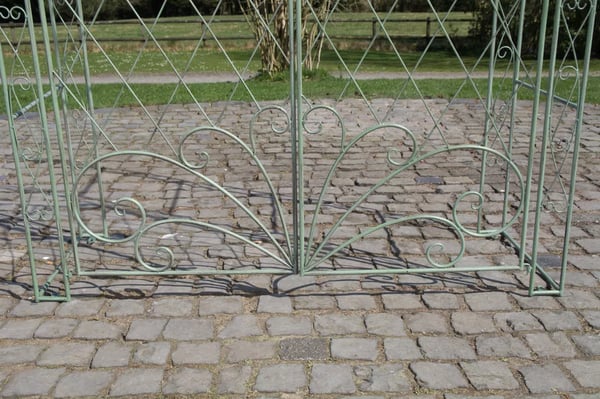 Melissa Antik Grøn Metal Rosenbue med Dobbelte Låger - 220cm Højde, 120cm Bredde