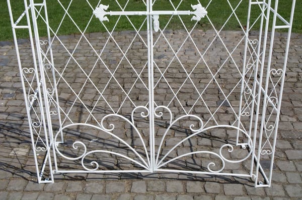 Melissa ruusuportti maalatulla metallirungolla, 220x120x40cm, valkoinen