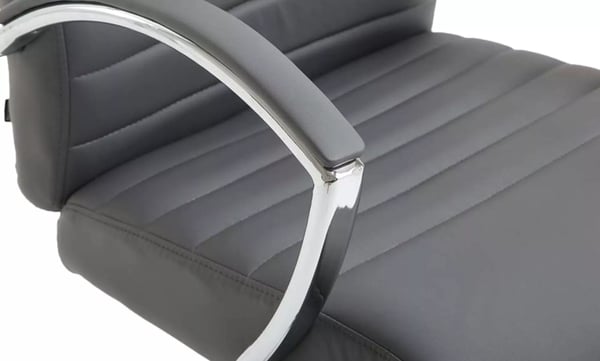 Valais grå kontorstol i kunstlæder med krom-look metalstel, justerbar højde og vip