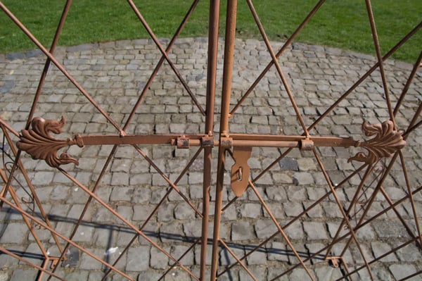 Melissa Rosenbue med Port - Antik Brun Metal, 220cm Højde