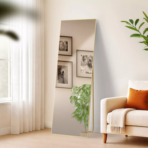 Benicia-peili 150x50 cm, metallirungolla ja kiiltävällä kultaisella viimeistelyllä – seisova tai seinälle ripustettava kokovartalopeili