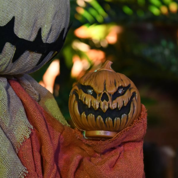 Fågelskrämma Halloween-dekoration, rörlig, ger ifrån sig ljud, batteridriven
