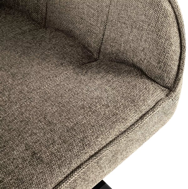 Pettuli Taupe stof spisebordsstol med drejefunktion og mat sort metalbase
