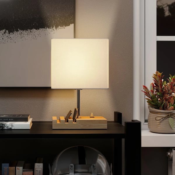 Natbordlampe i træ med USB i hvid