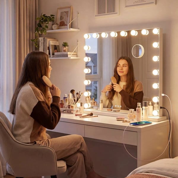 Norlina Makeupspejl med Bluetooth, 10x forstørrelse, 3 lystilstande, dæmpbare LED'er, USB-porte og smart hukommelse - Hvidt metal