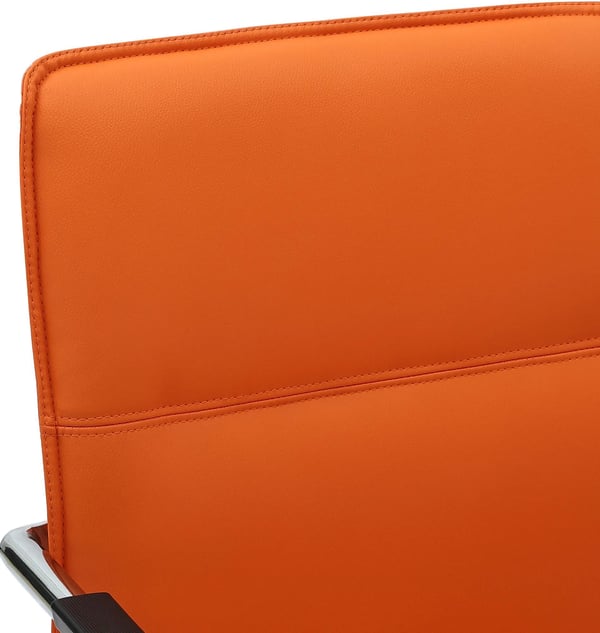 Sæt med 2 orange gæstestole i kunstlæder med krom-look metal udkraget base