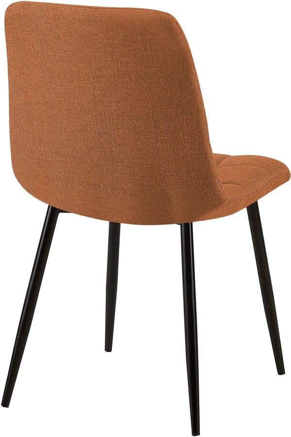 Set med 2 orange Tilde matstolar i tyg med metallben
