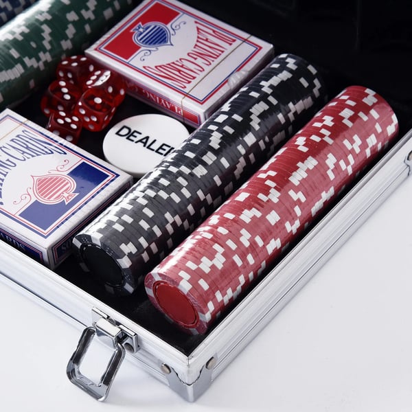 pokerisalkku, 200 pokerimerkkiä, 2 korttipakkaa, 5 noppaa, alumiinisalkku, polystyreeni, 29,5x20,5x6,5 cm, peli-iltoihin