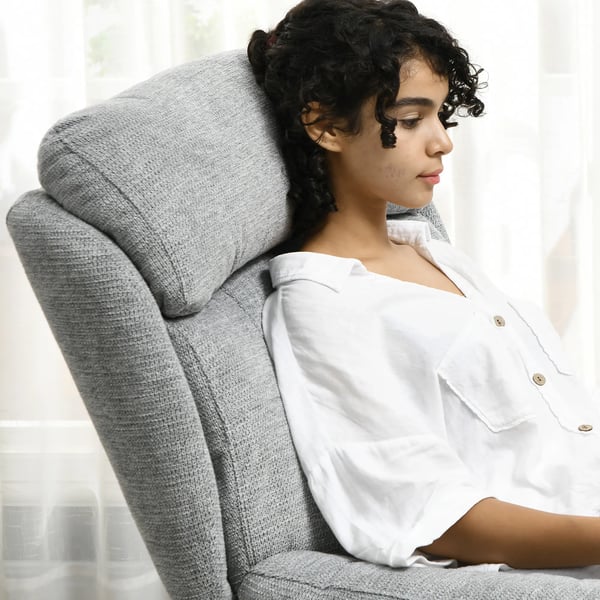 Snurrfåtölj i grå polyester, bekväm loungestol med vattenavvisande yta och integrerade armstöd för vardagsrum