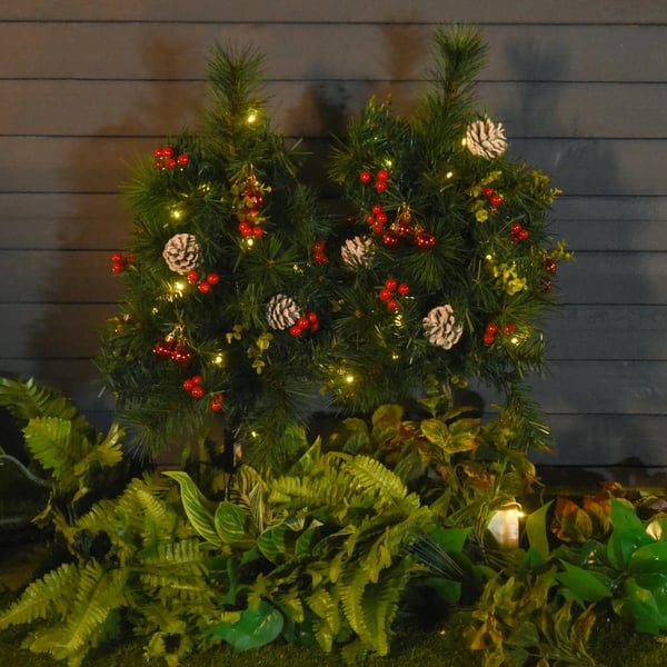 Mini Kunstige Juletræer m. LED Lys, Bær & Kogler (2 stk.) - 75 cm Højde, Grøn PVC & Metal