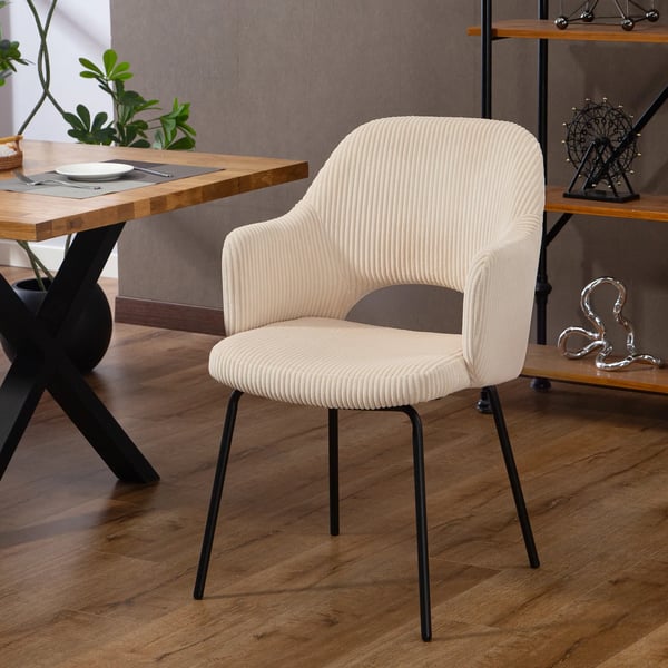 spisestol i beige kord med stålben, skålformet design og gulvbeskyttere