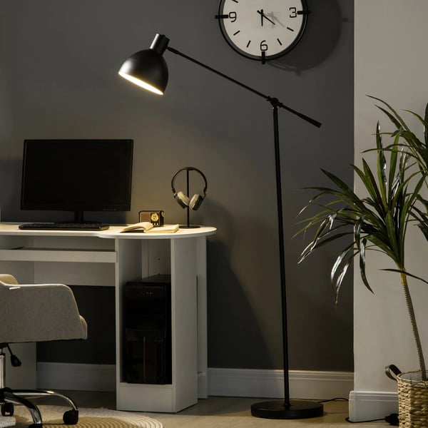 Stålampe i Sort Stål - Justerbar, Industrielt Design, Ideel til Arbejds- eller Læsebelysning - H: 131-155 cm
