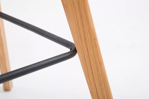 Svart barstol i plast med träram, bekväm sits