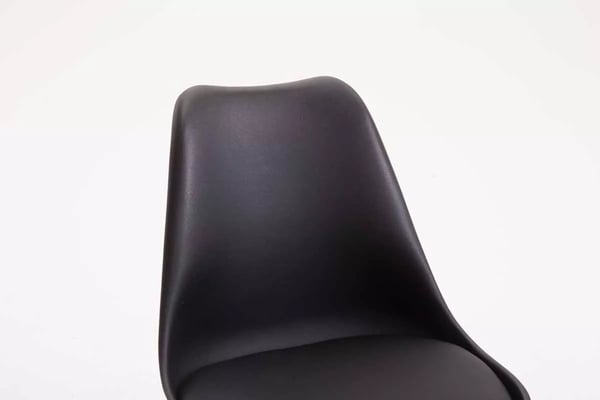 Sort kontorstol i plast med metalstel i kromlook