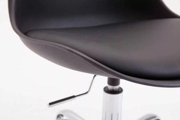 Sort kontorstol i plast med metalstel i kromlook
