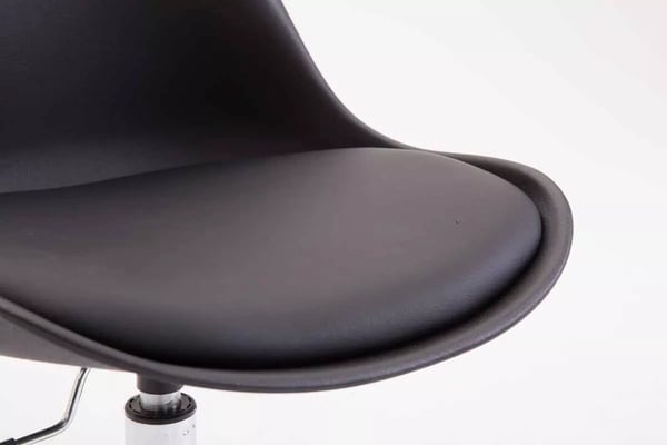 Sort kontorstol i plast med metalstel i kromlook