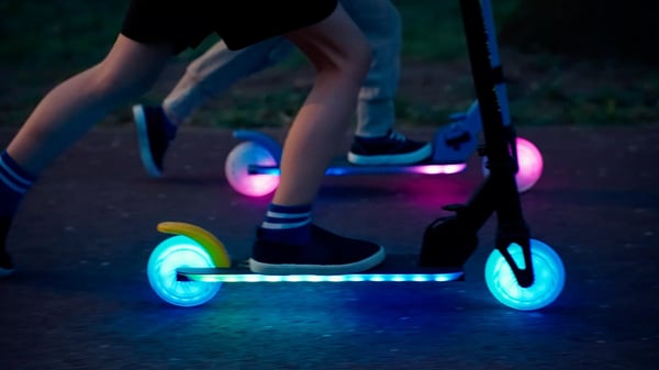 LUMI RIDE Scooter Kids 2 wheels Fuchsia, kolmipyöräinen skootteri 3-vuotiaille, LED, 3 tasoa ohjaustangon korkeuden säätöä, jalkajarru