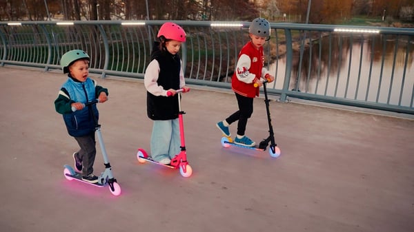 LUMI RIDE Scooter Kids 2 wheels Fuchsia, kolmipyöräinen skootteri 3-vuotiaille, LED, 3 tasoa ohjaustangon korkeuden säätöä, jalkajarru