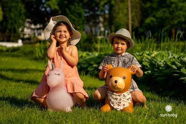 Sun Baby hoppdjur för barn Kelly, rosa med glittrande horn + pump (12m+, 45 kg)