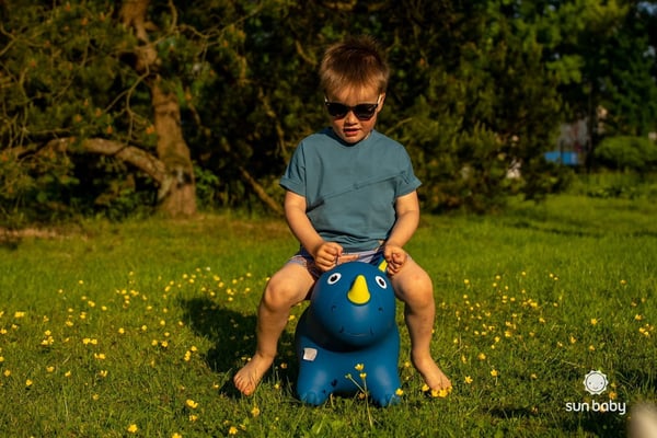 Sun Baby hoppdjur för barn Grå noshörning med bandana + pump, 12m+, max 45 kg