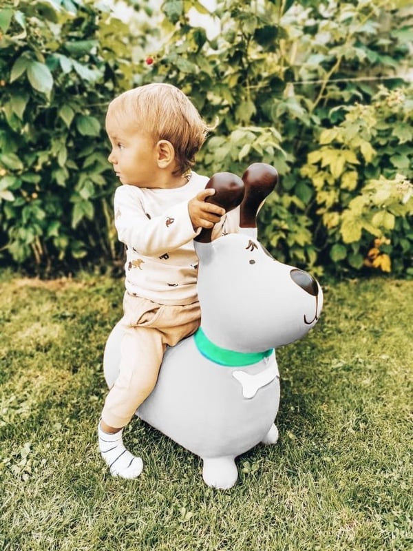 Sun Baby hoppdjur Reksio, vit med bandana + pump, 12m+, max belastning 45 kg