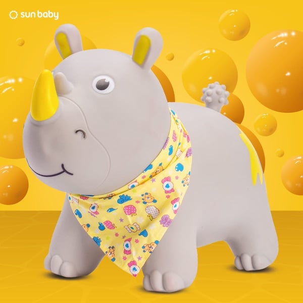 Sun Baby hoppdjur för barn Grå noshörning med bandana + pump, 12m+, max 45 kg