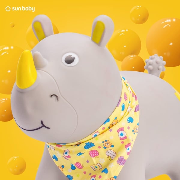 Sun Baby hoppdjur för barn Grå noshörning med bandana + pump, 12m+, max 45 kg