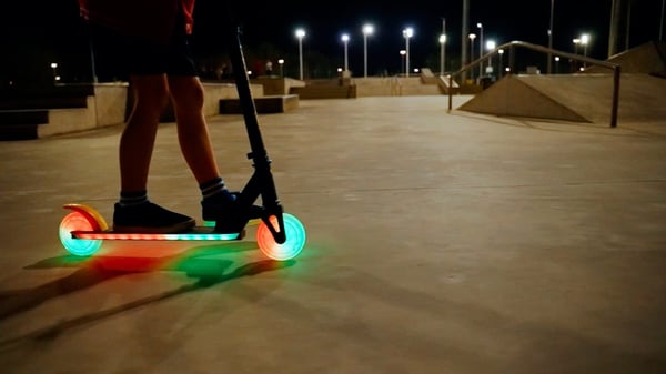 LUMI RIDE Scooter Kids 2 pyörää Musta ja keltainen, kolmipyöräinen skootteri 3-vuotiaille, LED, 3 tasoa ohjaustangon korkeuden säätöä, jalkajarru