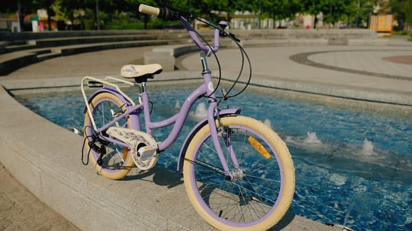 sun baby FLOWER BIKE Barncykel 20 tum - 6 växlar, V-bromsar, pakethållare, stänkskärmar, justerbar styre och sadel - Lavendel