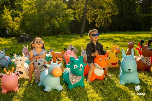 Sun Baby hoppdjur Dino för hoppning, grå + pump + bandana, 12m+, maxvikt 45 kg