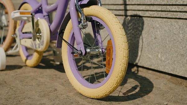 FLOWER BIKE Polkupyörä tytölle 16 tuumaa, työntötanko, sivupyörät, kori, violetti