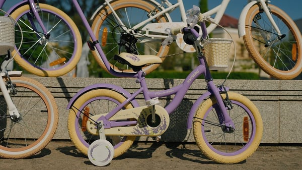 FLOWER BIKE Polkupyörä tytölle 16 tuumaa, työntötanko, sivupyörät, kori, violetti