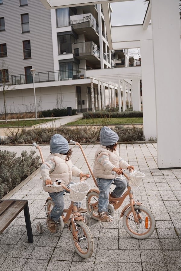 FLOWER BIKE Polkupyörä tytölle 14 tuumaa, työntötanko, sivupyörät, kori, aprikoosi