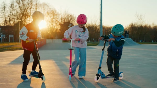 LUMI RIDE Scooter Kids 2 pyörää Musta ja keltainen, kolmipyöräinen skootteri 3-vuotiaille, LED, 3 tasoa ohjaustangon korkeuden säätöä, jalkajarru