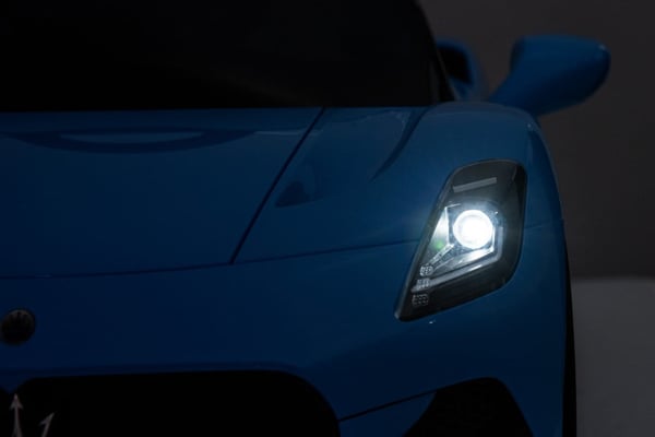 Maserati GT Cabrio Yksi sähköauto lapsille pilotti MP3 LED sininen Sun Baby