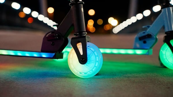 LUMI RIDE Scooter Kids 2 wheels Fuchsia, kolmipyöräinen skootteri 3-vuotiaille, LED, 3 tasoa ohjaustangon korkeuden säätöä, jalkajarru