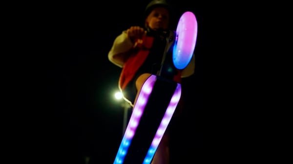 sun baby LUMI RIDE Sparkcykel Barn 2 hjul, trehjuling skoter från 3 år, LED - 7 färger, 20 program - 3 nivåer av styrhöjdsjustering, fotbroms, avtagba