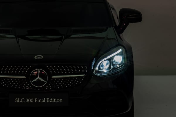 Mercedes Benz SLC300 Yksi sähköauto lapsille, musta Sun Baby