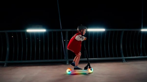 LUMI RIDE Scooter Kids 2 pyörää Musta ja keltainen, kolmipyöräinen skootteri 3-vuotiaille, LED, 3 tasoa ohjaustangon korkeuden säätöä, jalkajarru