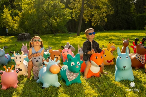Sun Baby hoppdjur Dino för hoppning, grå + pump + bandana, 12m+, maxvikt 45 kg