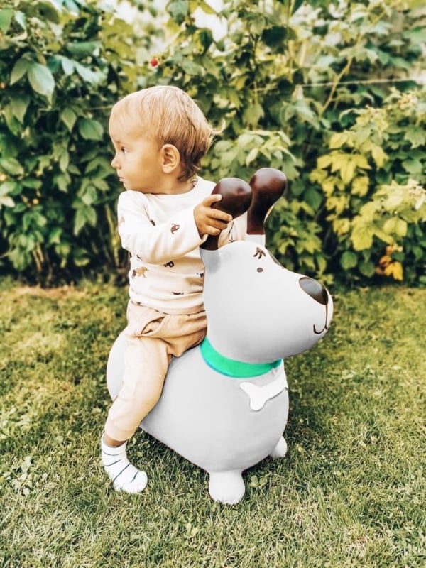 Sun Baby hoppdjur Reksio, vit med bandana + pump, 12m+, max belastning 45 kg