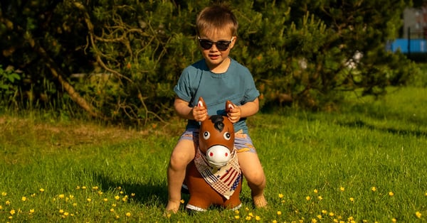 Sun Baby hoppdjur för barn Enhörning pärlrosa med pump, 12m+, upp till 45 kg