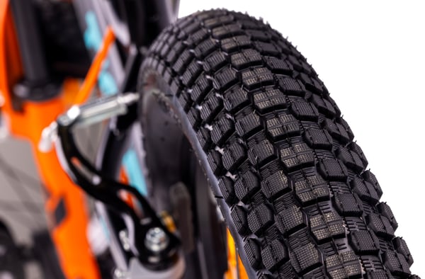 20 tuuman pojan kevyt MTB-pyörä Shimano 6 vaihteella Tiger Bike oranssi ja musta