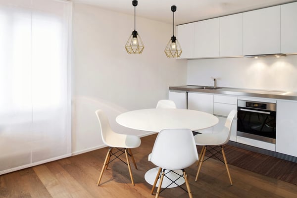 MODERNE ELEGANT HÆNGELAMPE I METAL MED LAMPESKÆRM