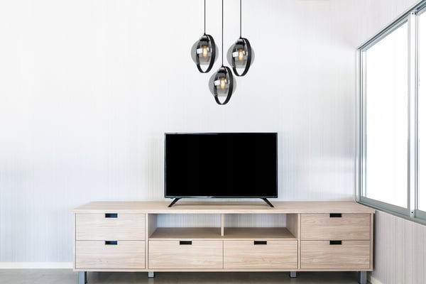 MODERNE HÆNGELAMPE MED GLASSKÆRMRINGE