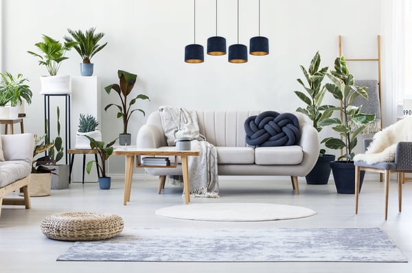 ELEGANT HÆNGELAMPE MED GYLDEN FLØJLSSKÆRM