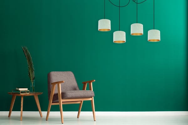 ELEGANT HÆNGELAMPE MED EDDEKRON, GYLDEN FLØJLSSKÆRM