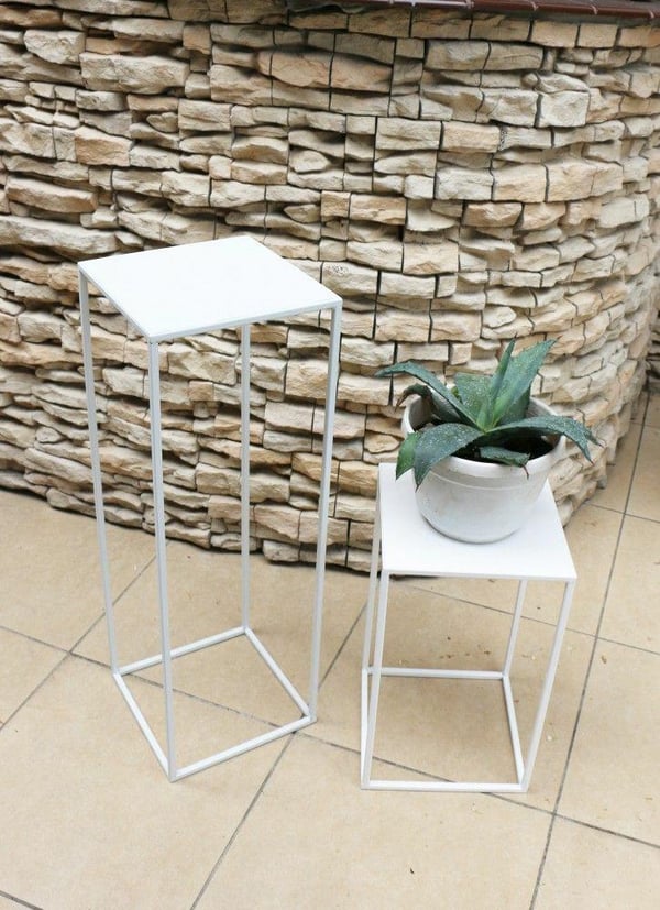Vit modern stående blomställning 70 cm